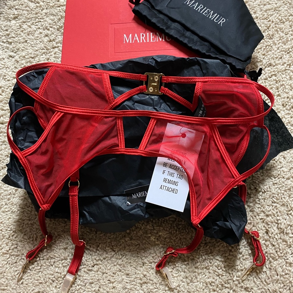 MARIE MUR suspenders/garter BNWT RUBY Medium
